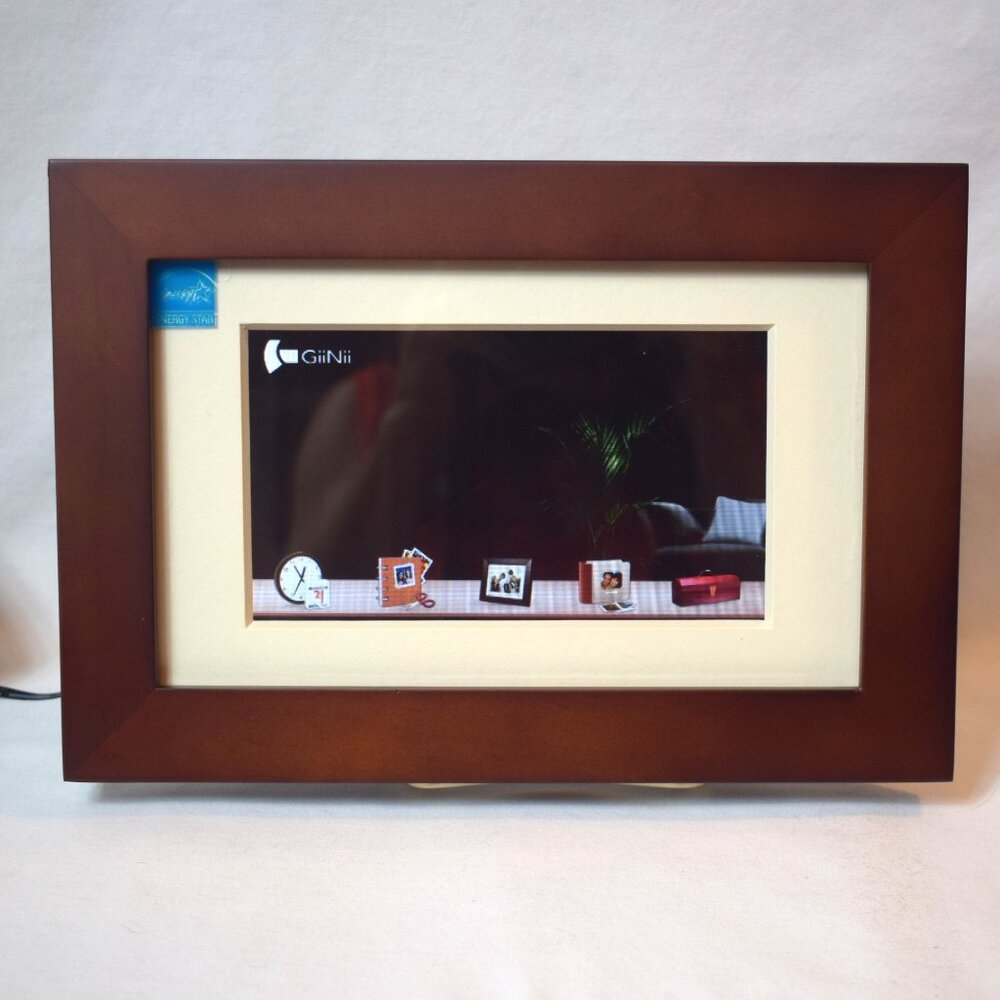 2010 GiiNii 7 Inch Digital Picture Frame GP-7AWP-1 No Computer Needed